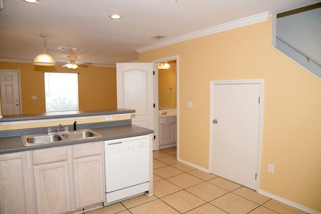 Building Photo - 2 Bedroom Townhouse in Great Location!