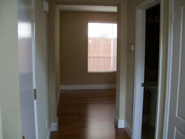 Building Photo - Beautiful 3BR/2.5BA Home in the Heart of C...