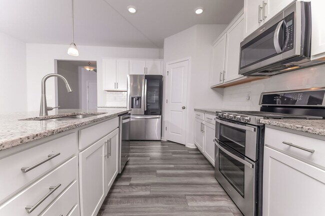 Building Photo - $300 Off First Month Rent!!! Charming 5 Bedroom Home Located In Raleigh NC!!!