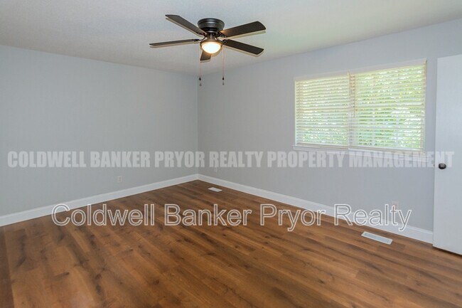 Building Photo - 313 Maple Way