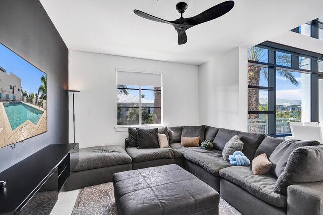 Building Photo - 365 SE 6th Ave