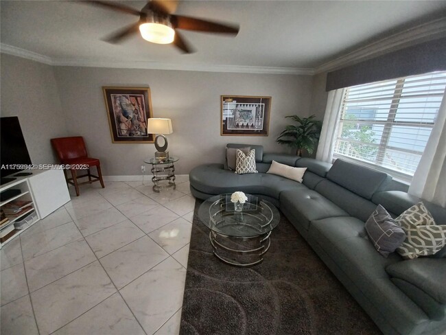 Building Photo - 559 Normandy L