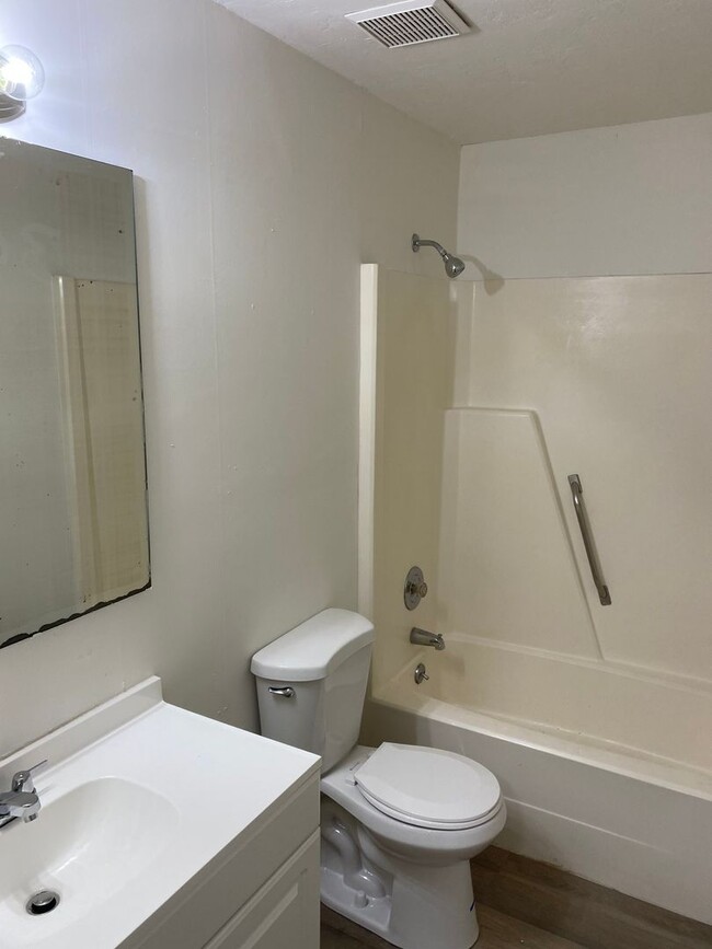 Building Photo - Recently Remodeled 2 Bedroom 1 Bathroom Du...