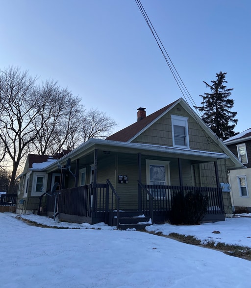 Primary Photo - 1028 Lansing Ave