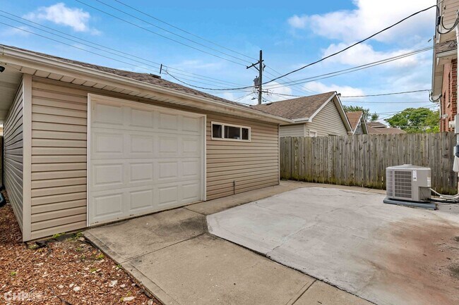 Building Photo - 2931 N Rutherford Ave