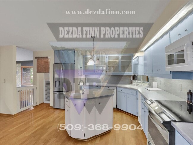 Building Photo - 3,700 sqft of Quiet Luxury & Stunning Views