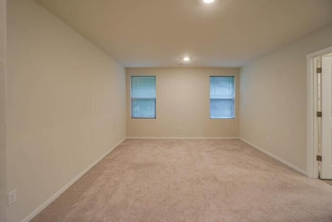 Building Photo - 5824 NE 80th Ct