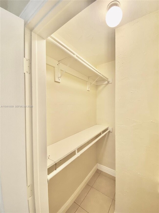 Building Photo - 930 SW 7th Ave