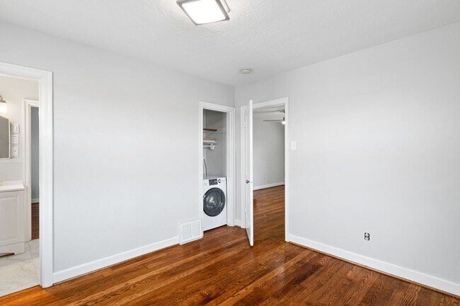 Building Photo - 2 Bed / 1 Bath Bungalow. Dog Friendly. Fenced Yard.