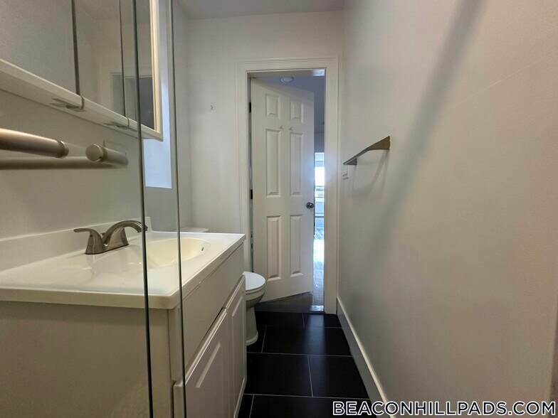 Building Photo - 44 Joy St