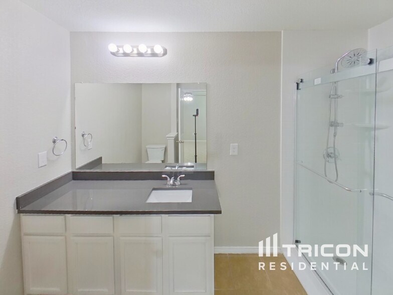 Building Photo - 1112 Roman Dr