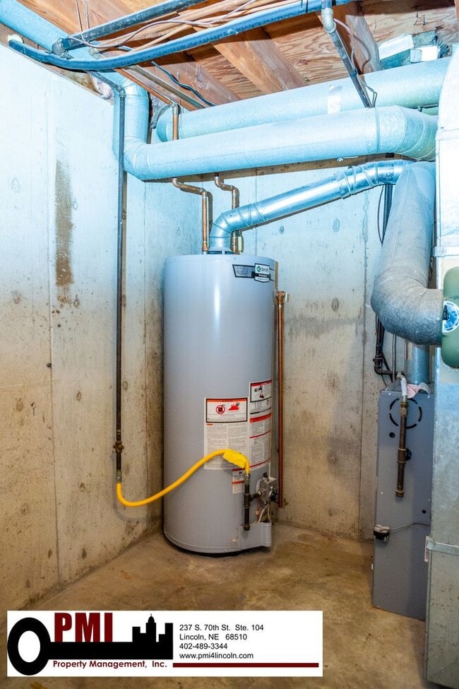 Building Photo - 3 Bedroom and 1.5 bathroom House for rent