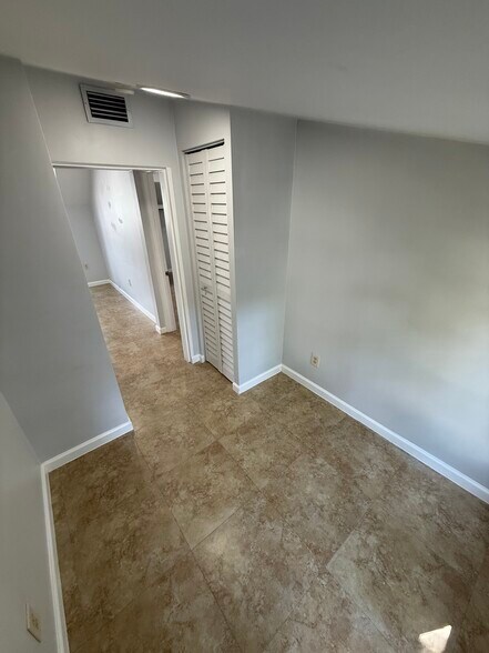 Building Photo - 1410 SW 19th Ter