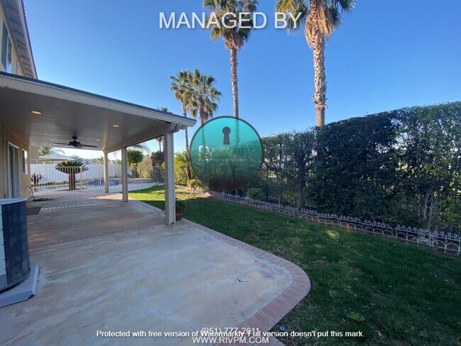 Building Photo - Spacious 4 Bed 2 Bath Pool Home Located Next Door to Ben Franklin Elementary School!