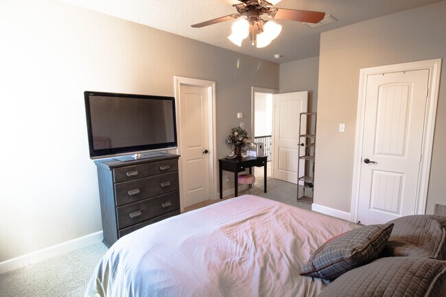 Building Photo - 306 N 10th St