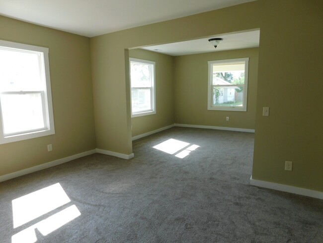 Building Photo - Beautifully remodeled 2 bedroom/1 bath hou...