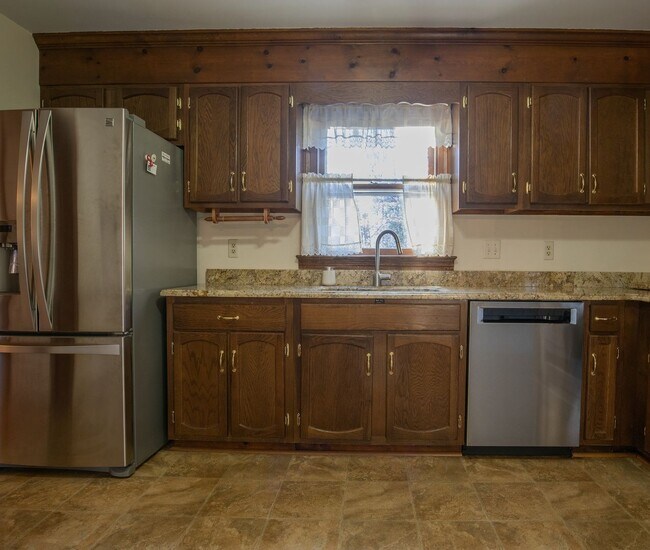 Building Photo - 4266 Roundhill Dr