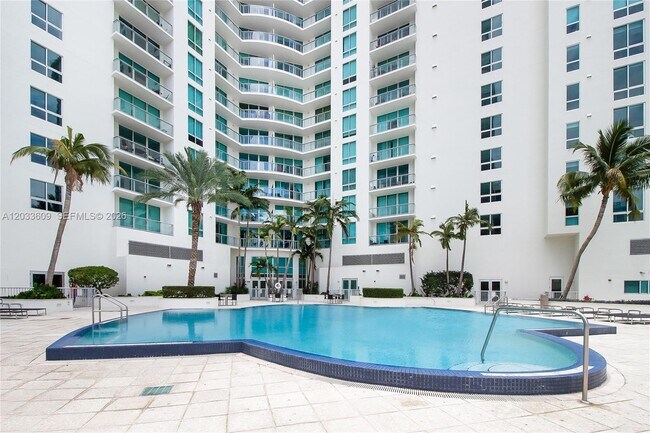 Building Photo - 300 S Biscayne Blvd