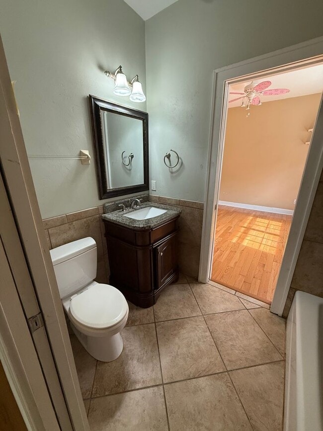 Building Photo - 4/3 House off of Bellevue! Available August 2026!