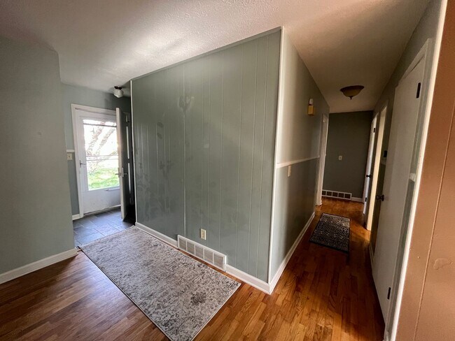 Building Photo - 3-bedroom, 1.5 bathroom unfurnished home in Saint Joseph