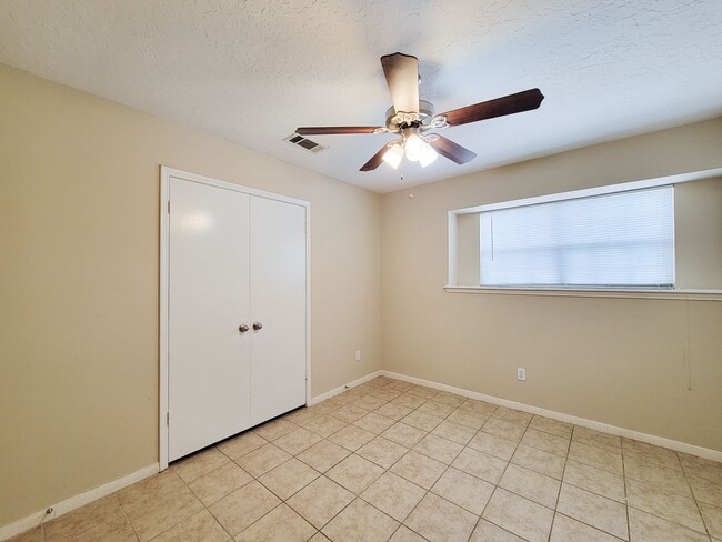 Building Photo - RECENTLY REMODELED 4 BEDROOM 2 BATH HOME I...