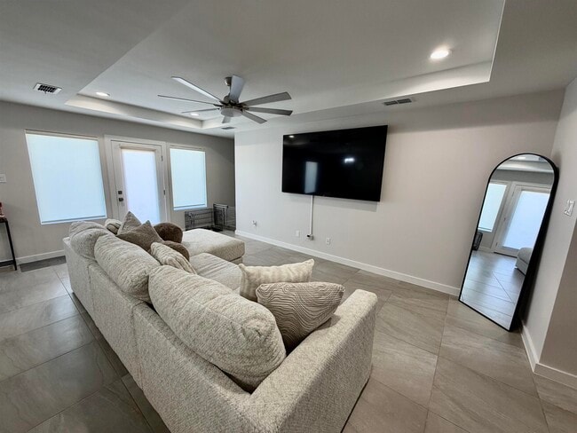 Building Photo - 4010 Ave Fenix Dr