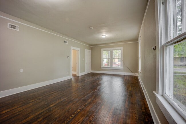 Building Photo - Freshly Updated 2 Bedroom House