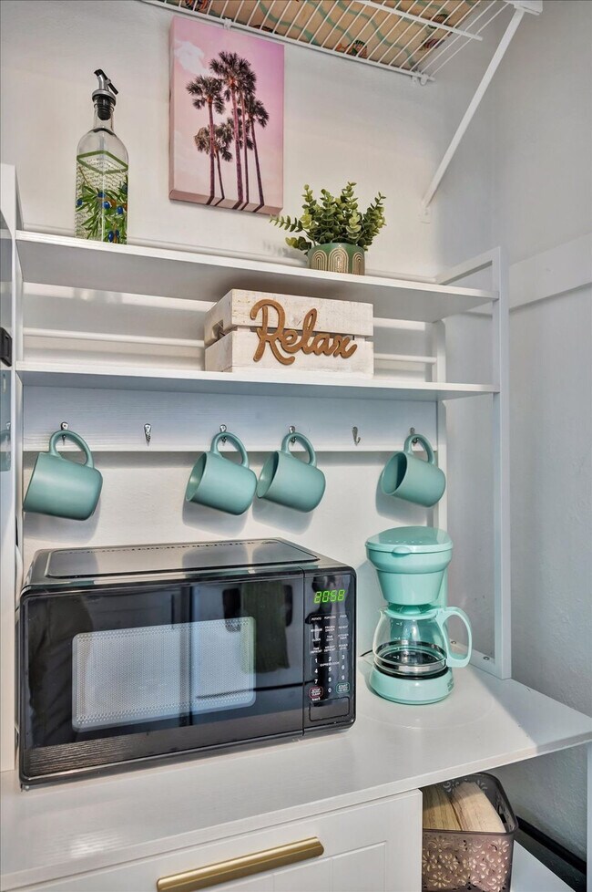 Building Photo - 483 E Shore Dr