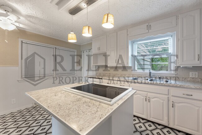 Building Photo - 1642 E Denver Dr