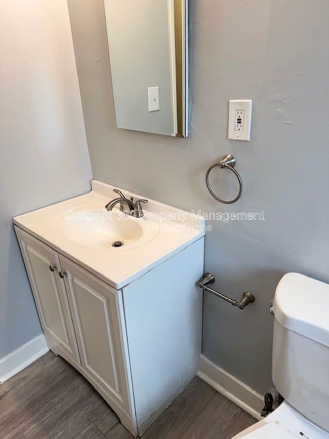 Building Photo - 1834 Cedar Ave