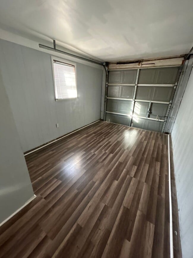 Building Photo - 406 E 10th St