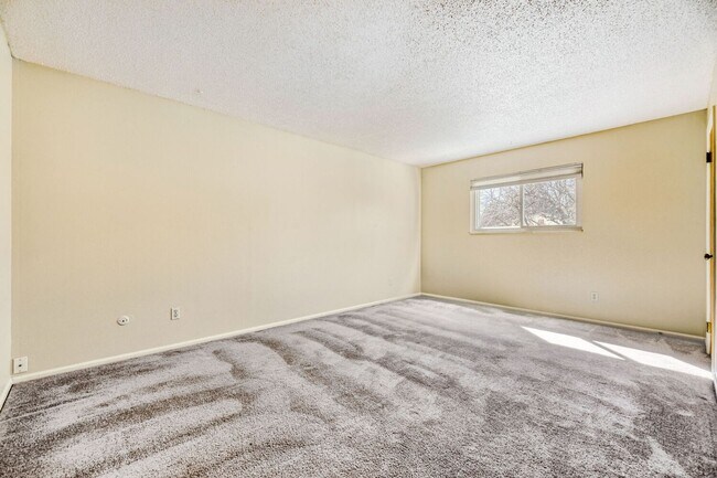 Building Photo - Enjoy the Private Pool and Outdoor Sauna at this 3/2 Home in a Quiet Neighborhood in Louisville