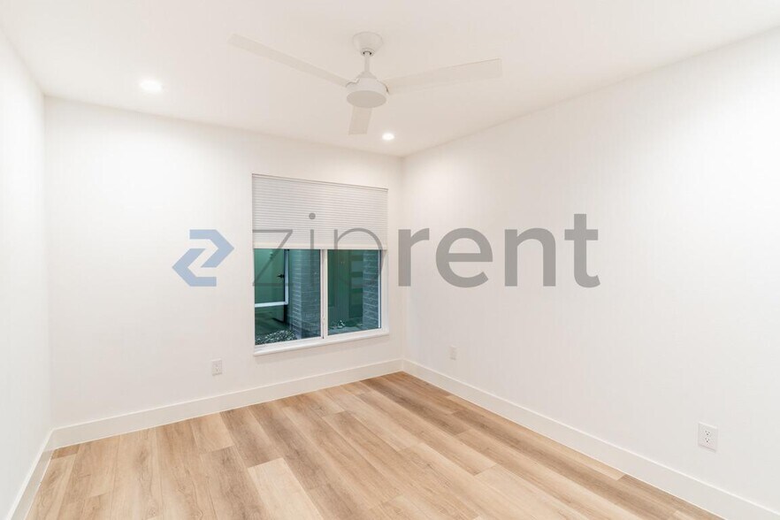 Building Photo - Unit D