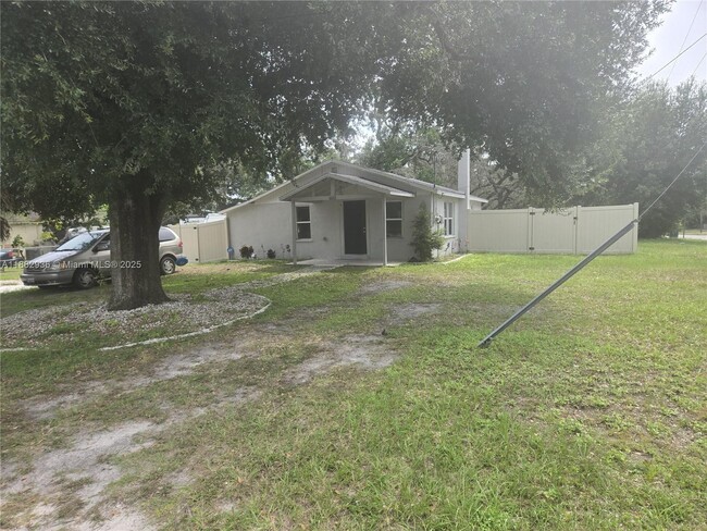 Building Photo - 1601 E Annona Ave