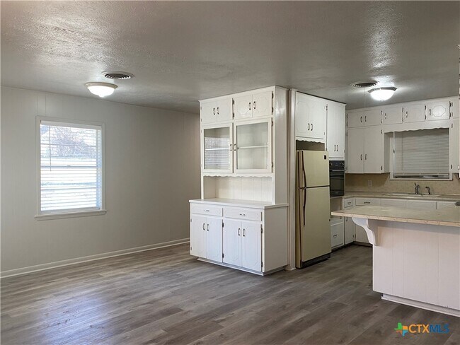 Building Photo - 706 Forest Dr