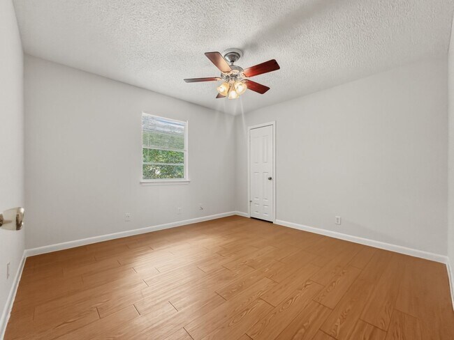 Building Photo - 3402 S Oak Dr