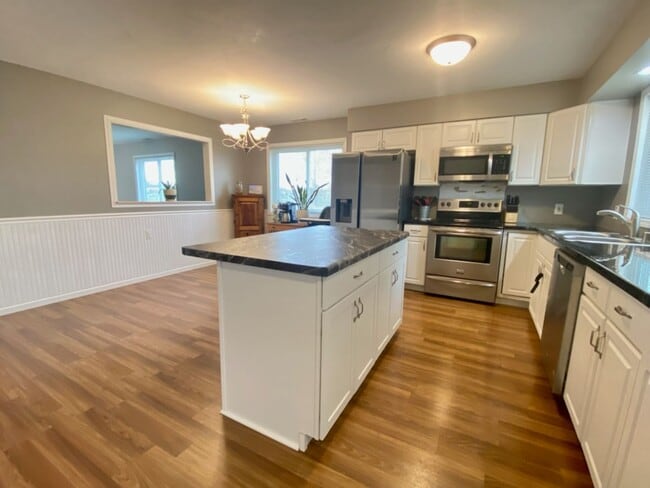 Building Photo - 401 E Peter Ln