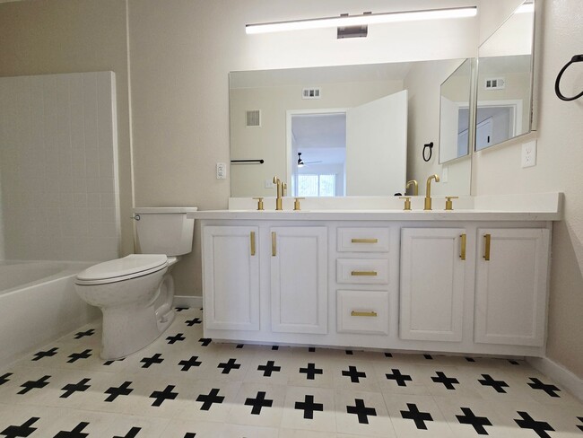 Building Photo - RENOVATED 2BD/2BA NEAR STRIP!