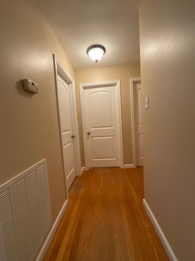 Building Photo - Move in special - 3 bedroom/2 bath brick h...