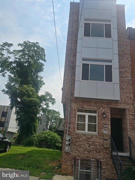 Primary Photo - 2139 N 9th St