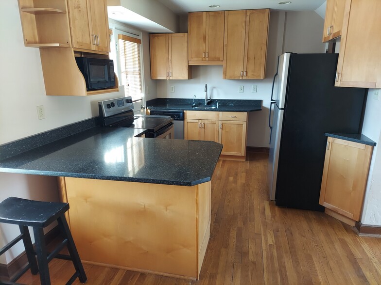 Kitchen - 1579 Grandview Ave