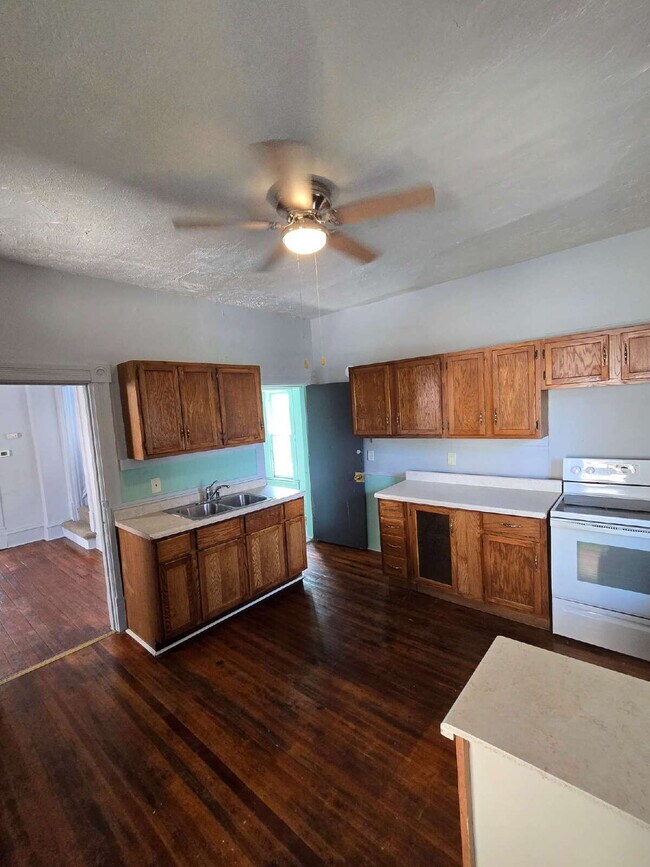 Building Photo - Charming 3-Bedroom Home Near Downtown – Av...