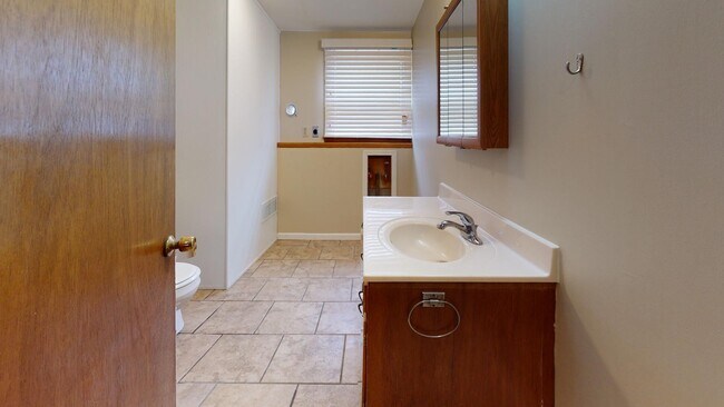 Building Photo - 4 Bedroom, 2 Bathroom Split Level Home