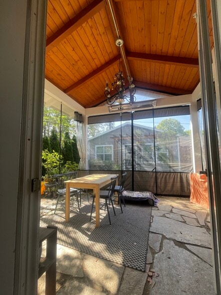 Patio w/ heater - 824 N Killingsworth Ct