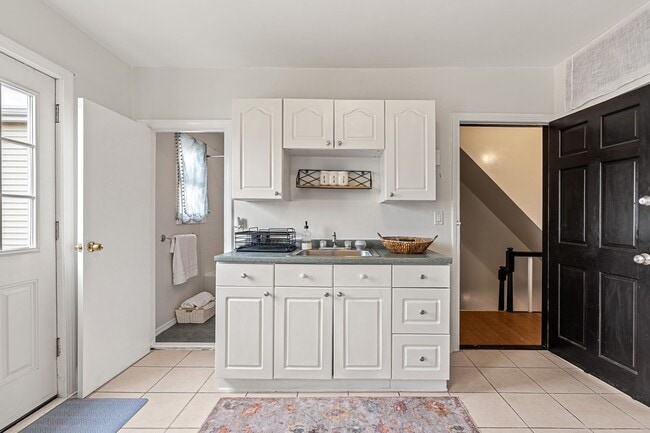 Building Photo - 377 Dorchester St