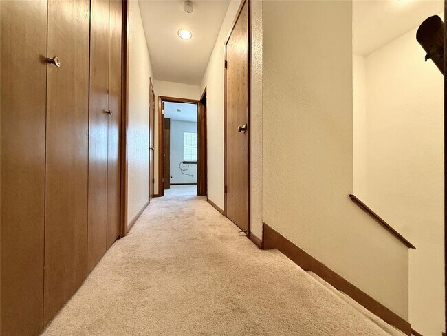 Building Photo - 3900 Knollwood Dr