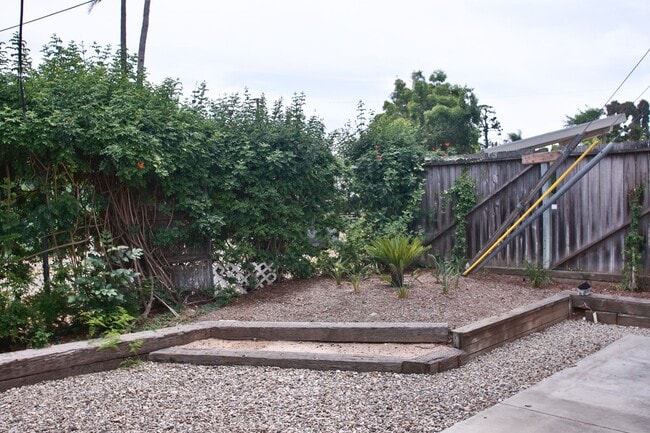 Building Photo - 814 E Ferndale Ave
