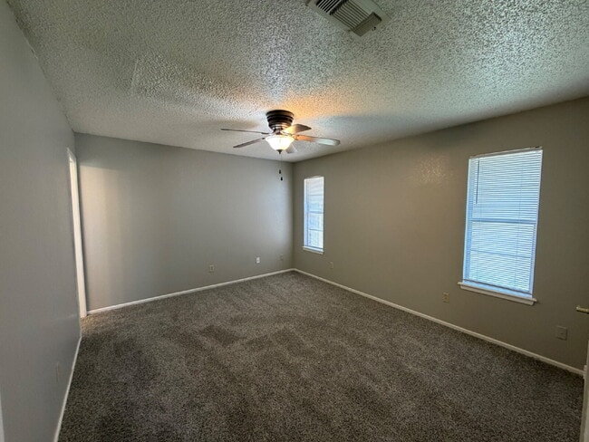 Building Photo - House Located On Cul-De-Sac & Minutes From Several Take Out Spots & W. Loop 289!
