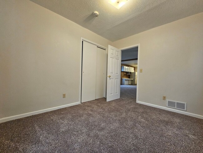 Building Photo - NE 3 bedroom 1 bath, no stairs, 2 stall garage. Near Hyvee