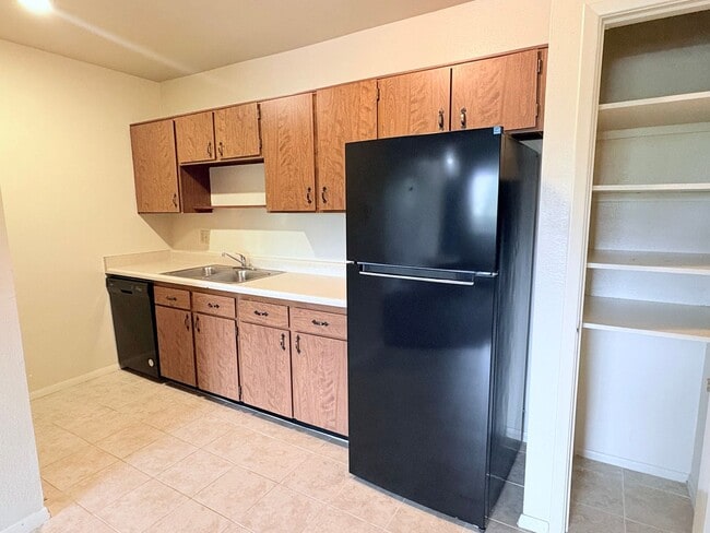 Building Photo - Lovely 2 Bedroom Condominium